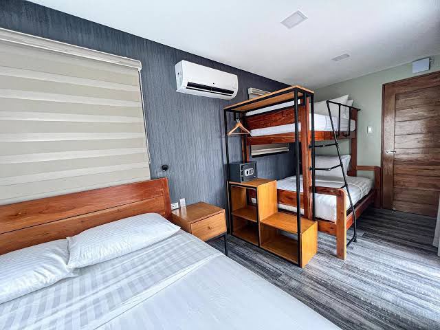 PRIVATE VILLA: 10-12 Pax